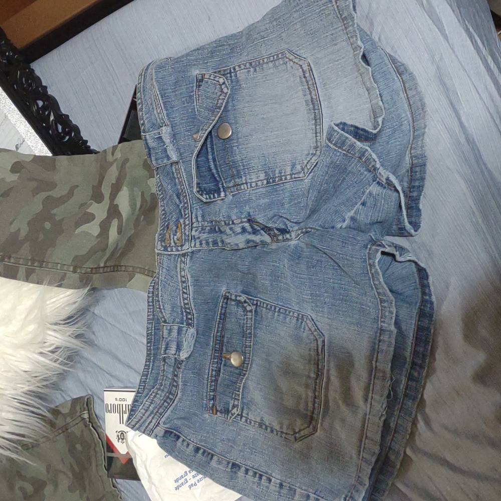 Short shorts - Picture 1 of 2